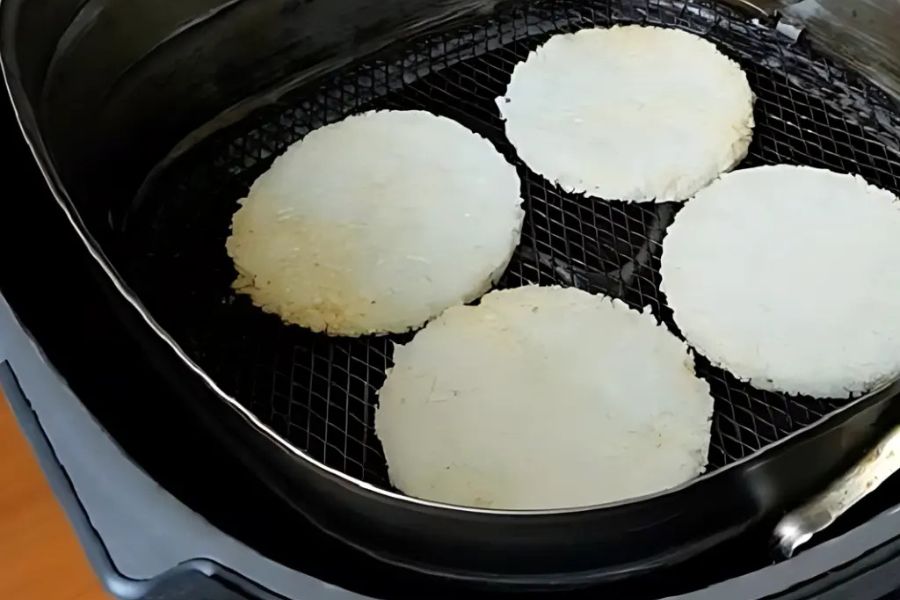 Tạo hình cơm cháy.