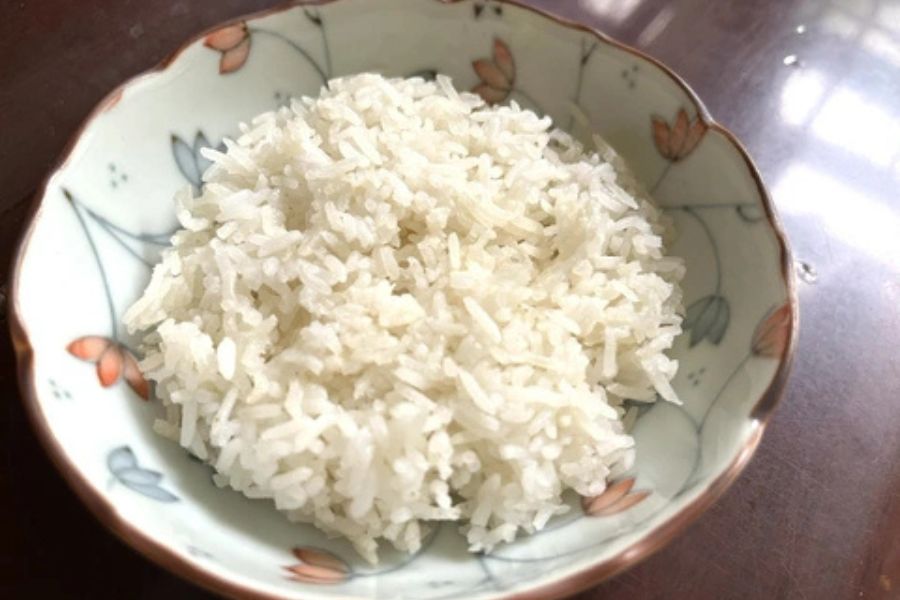 Cách làm cơm cháy chà bông từ cơm nguội.